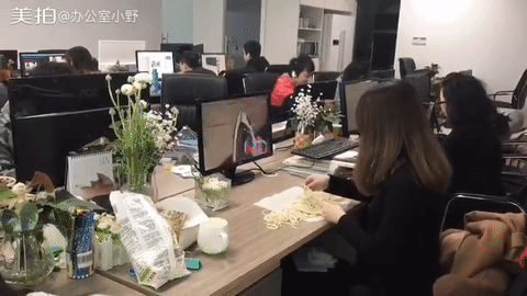 Hết nấu lẩu, nướng thịt, nữ nh&acirc;n vi&ecirc;n b&aacute; đạo c&ograve;n tự nh&agrave;o bột l&agrave;m mỳ ăn lu&ocirc;n trong giờ! - Ảnh 4.