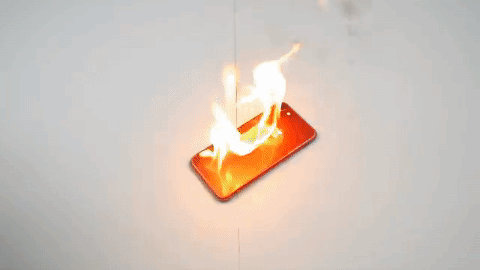Tưới xăng rồi đốt iPhone 7 ĐỎ RỰC và cái kết bất ngờ - Ảnh 4.