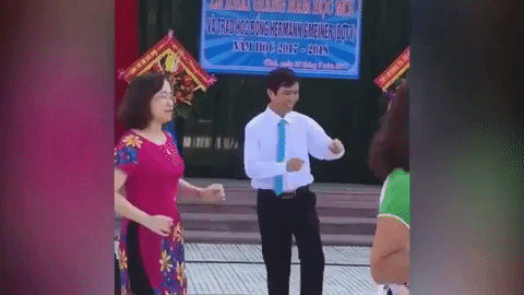 Clip: Thầy cô nhảy bài Đi học cực đáng yêu trong lễ khai giảng ở Nghệ An - Ảnh 2.