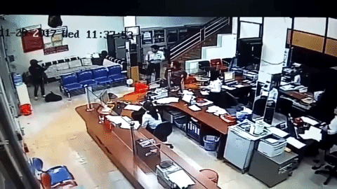Clip: Đối tượng h&eacute;t lớn trước sau gì cũng chết rồi bất ngờ nổ s&uacute;ng bắn bảo vệ, cướp ng&acirc;n h&agrave;ng ở Đắk Lắk - Ảnh 2.