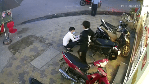 Clip: Nam thanh niên dàn cảnh trộm xe táo tợn ngay trước mặt bảo vệ cửa hàng tiện lợi ở Sài Gòn - Ảnh 3.