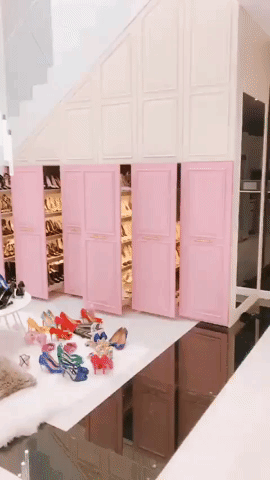 Con gái sẽ phải thích mê khi ngắm 6 tủ toàn giày hiệu của Ngọc Trinh cho mà xem! - Ảnh 1. Con gái sẽ phải thích mê khi ngắm 6 tủ toàn giày hiệu của Ngọc Trinh cho mà xem! - Ảnh 1.