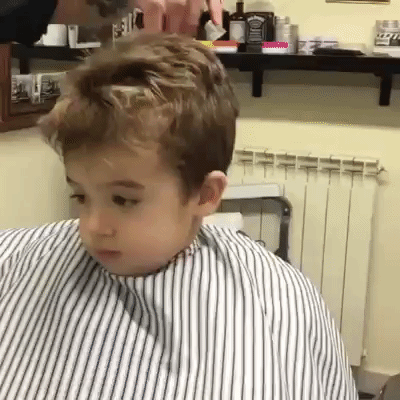 Loạt biểu cảm siêu đáng yêu của cậu bé khi cắt tóc khiến cả thế giới tan chảy - Ảnh 2.