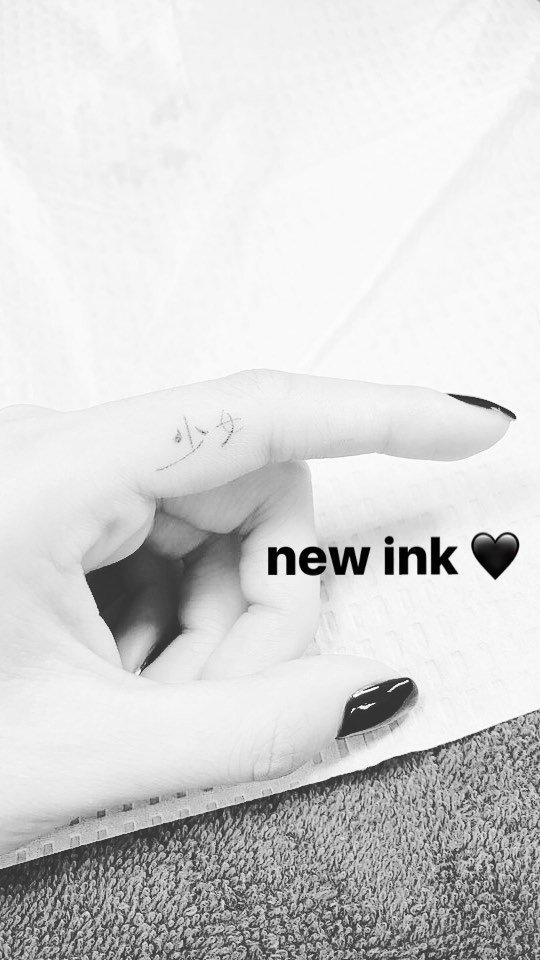 Taeyeonvn   𝓒𝓸𝓸𝓵  Là tatoo mới nhất của Taeyeon được  Facebook