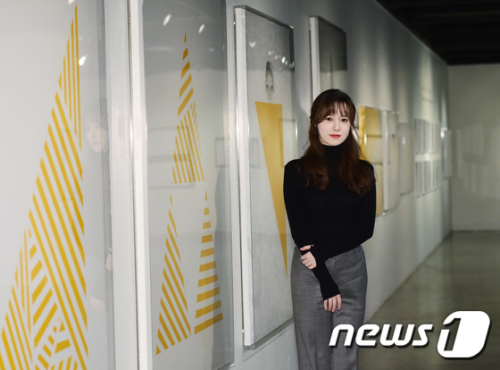 Goo Hye Sun đẹp h&uacute;t hồn tại triển l&atilde;m ri&ecirc;ng, Ahn Jae Hyun điển trai ng&agrave;y trở lại - Ảnh 1.