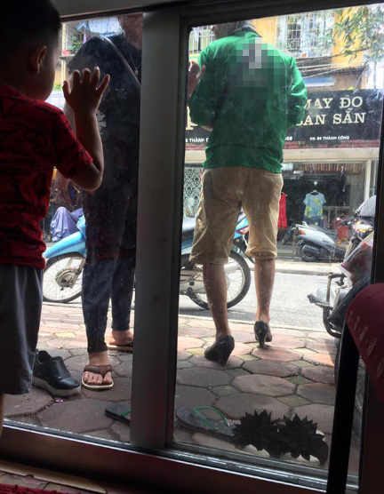 Người chồng của năm: Đã đưa vợ đi làm móng, lại còn đi hộ giày cao gót để vợ đỡ đau chân! - Ảnh 2.