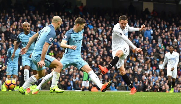 Ngả mũ th&aacute;n phục m&agrave;n độc diễn của Hazard trong trận derby London - Ảnh 5.