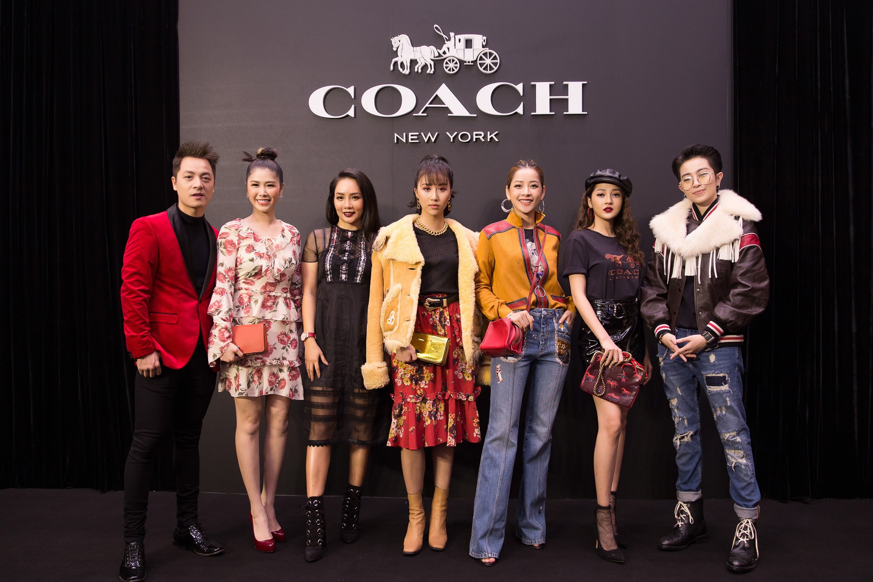 Chi Pu & Quỳnh Anh Shyn cắn răng chịu nóng, mặc lớp trong lớp ngoài đến xông đất cho Coach - Ảnh 10. Chi Pu & Quỳnh Anh Shyn cắn răng chịu nóng, mặc lớp trong lớp ngoài đến xông đất cho Coach - Ảnh 10.