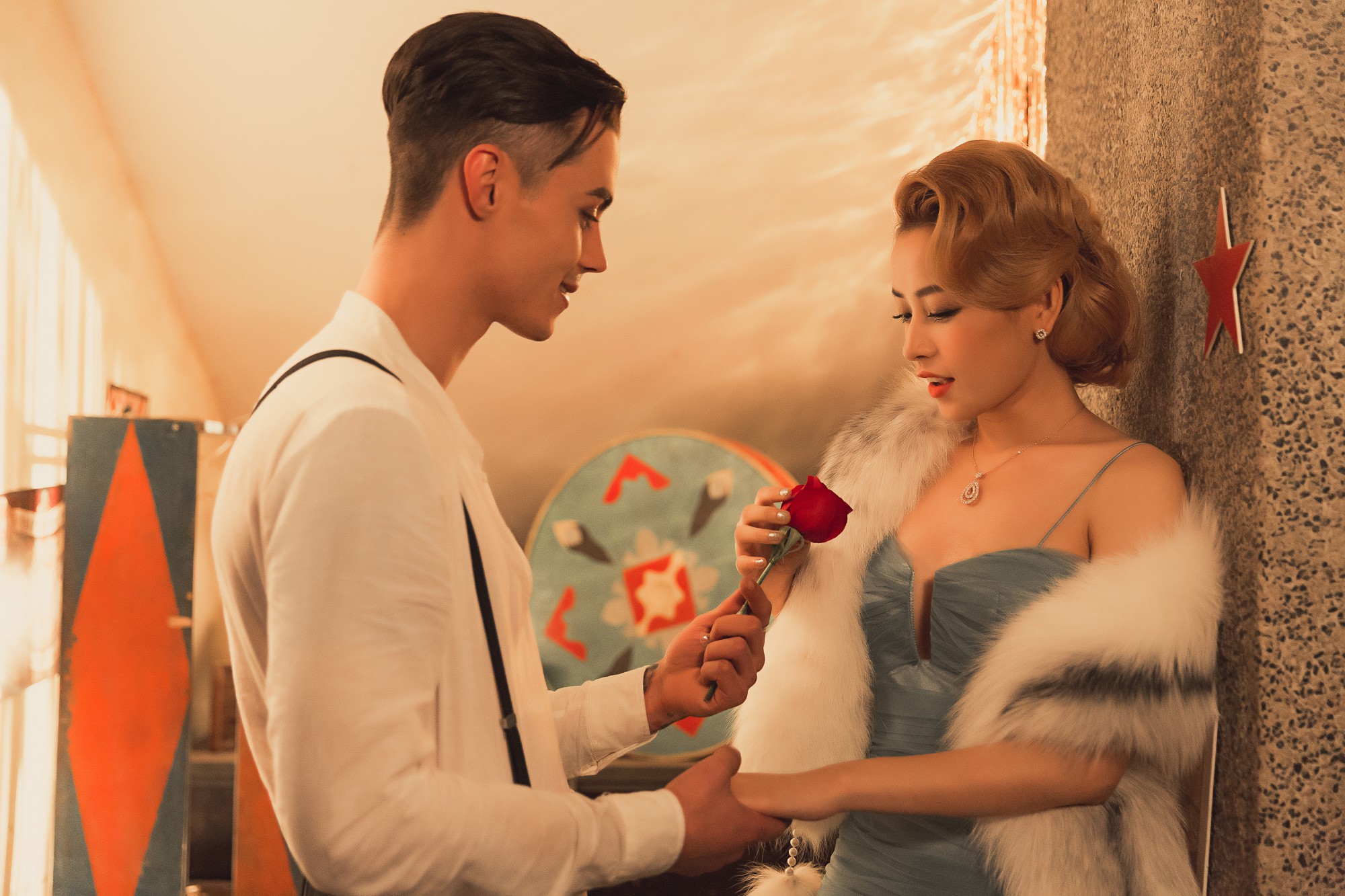 Nào còn cute lòe loẹt, MV mới của Chi Pu ngập tràn vòng 1, trang sức tiền tỷ và các thiết kế Việt - Ảnh 4. Nào còn cute lòe loẹt, MV mới của Chi Pu ngập tràn vòng 1, trang sức tiền tỷ và các thiết kế Việt - Ảnh 4.