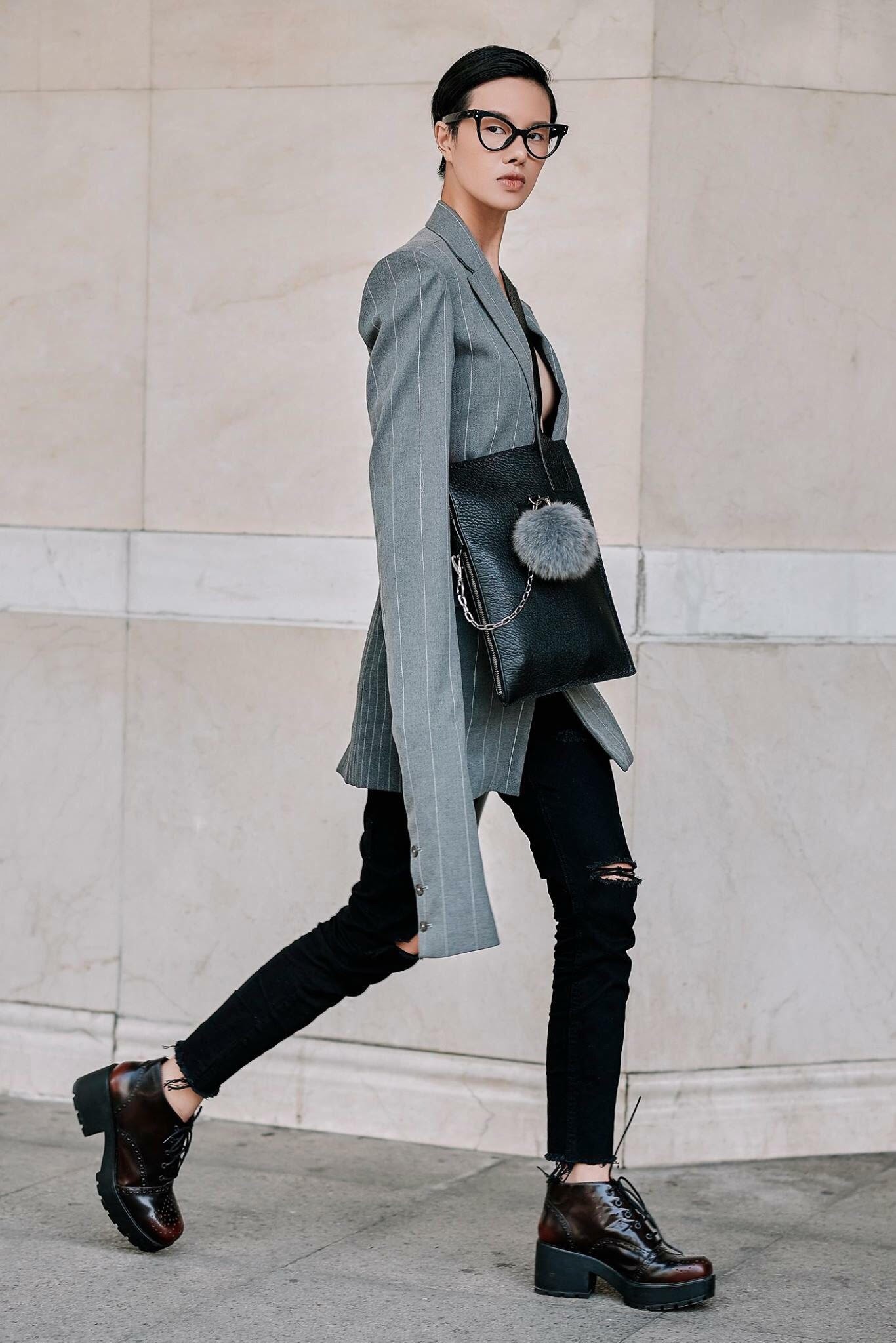 Người mẫu tomboy nhất Việt Nam để lộ 100% vòng 1 trên sàn diễn Elle Fashion Show - Ảnh 7. Người mẫu tomboy nhất Việt Nam để lộ 100% vòng 1 trên sàn diễn Elle Fashion Show - Ảnh 7.