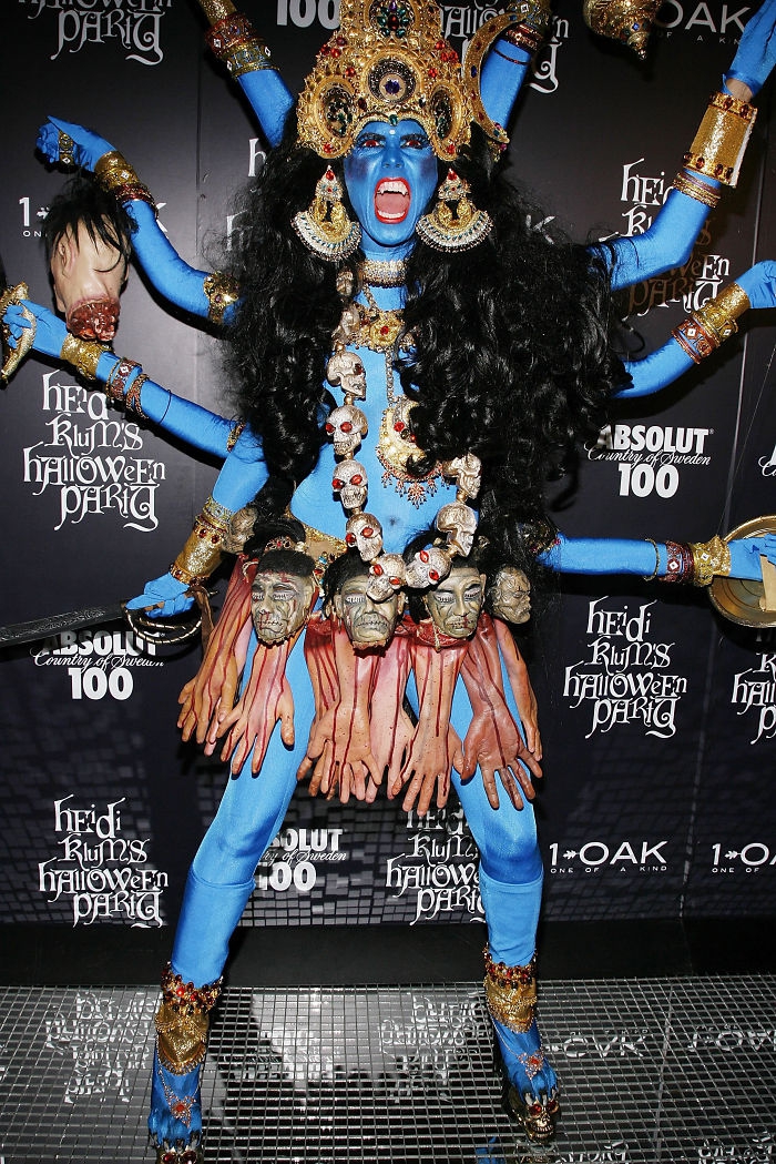 Nghỉ hưu Victorias Secret, cựu siêu mẫu Heidi Klum vẫn nổi nhờ những bộ đồ Halloween độc-không-đối-thủ - Ảnh 10.
