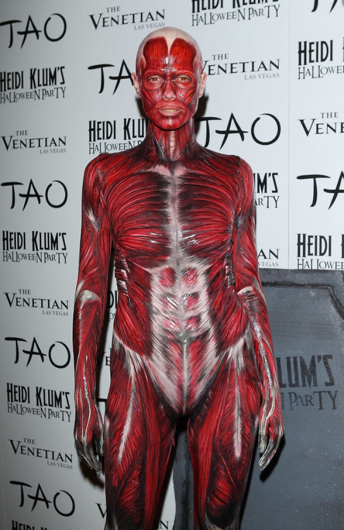Nghỉ hưu Victorias Secret, cựu siêu mẫu Heidi Klum vẫn nổi nhờ những bộ đồ Halloween độc-không-đối-thủ - Ảnh 13.