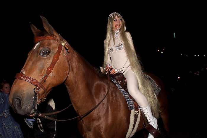 Nghỉ hưu Victorias Secret, cựu siêu mẫu Heidi Klum vẫn nổi nhờ những bộ đồ Halloween độc-không-đối-thủ - Ảnh 2.