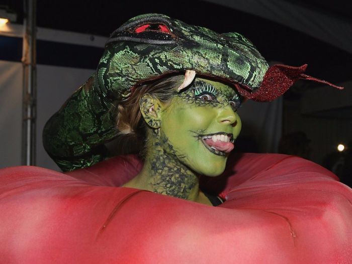 Nghỉ hưu Victorias Secret, cựu siêu mẫu Heidi Klum vẫn nổi nhờ những bộ đồ Halloween độc-không-đối-thủ - Ảnh 8.