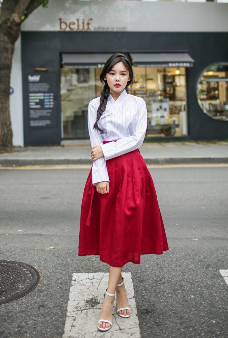 Hanbok bị xào nấu thành váy ngắn, netizen Hàn lại được dịp tranh cãi nảy lửa - Ảnh 7.