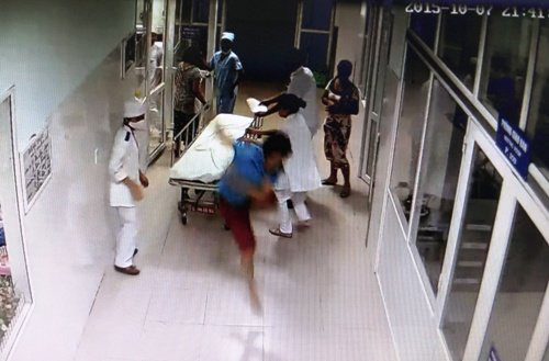 Hà Nội: Gần 20 thanh niên xông vào bệnh viện khống chế bác sĩ, tấn công bệnh nhân - Ảnh 1.