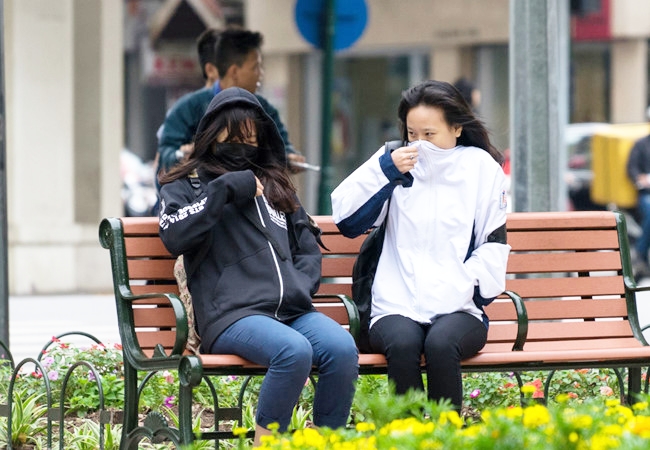 Sau mấy ngày nắng như mùa hè, chiều nay Hà Nội chuyển rét 13 độ C - Ảnh 2.