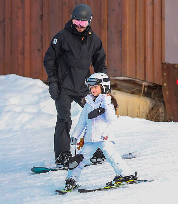 Harper Beckham đáng yêu như thỏ trắng chơi trượt tuyết, Brooklyn bị gãy xương đòn - Ảnh 8.