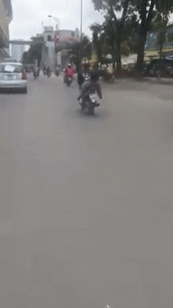 Người đ&agrave;n &ocirc;ng nằm ngửa tr&ecirc;n y&ecirc;n, d&ugrave;ng ch&acirc;n điểu khiển xe m&aacute;y lao vun v&uacute;t tr&ecirc;n đường - Ảnh 1.