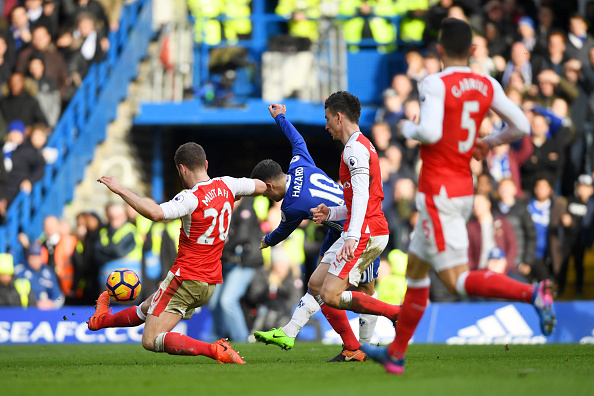Ngả mũ th&aacute;n phục m&agrave;n độc diễn của Hazard trong trận derby London - Ảnh 7.
