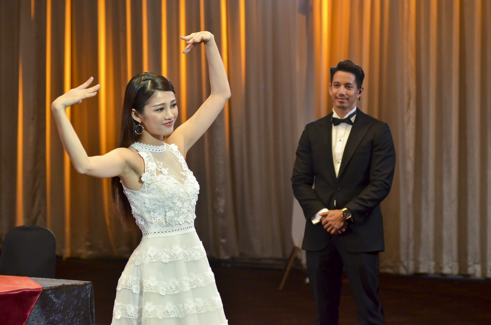 Thí sinh Hoa hậu Hoàn vũ VN khoe vẻ đẹp thuần khiết trong đồng phục trắng - Ảnh 13.