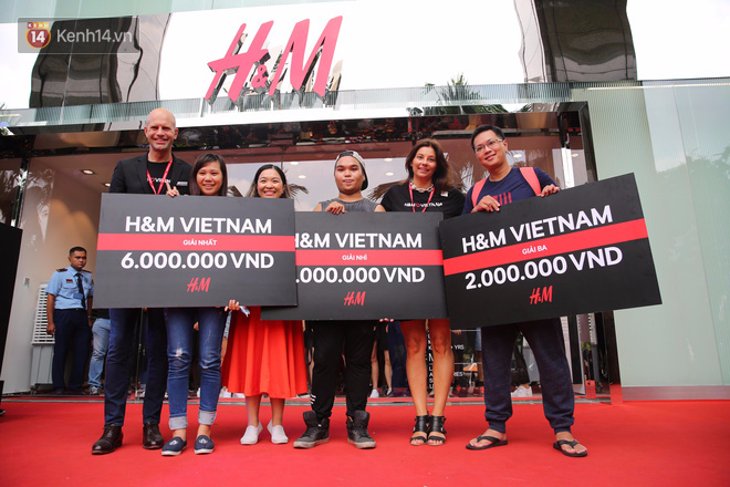 H&M mở cửa đón khách: Đông tới nỗi bên ngoài kẹt cứng, bên trong loạn lạc - Ảnh 5.