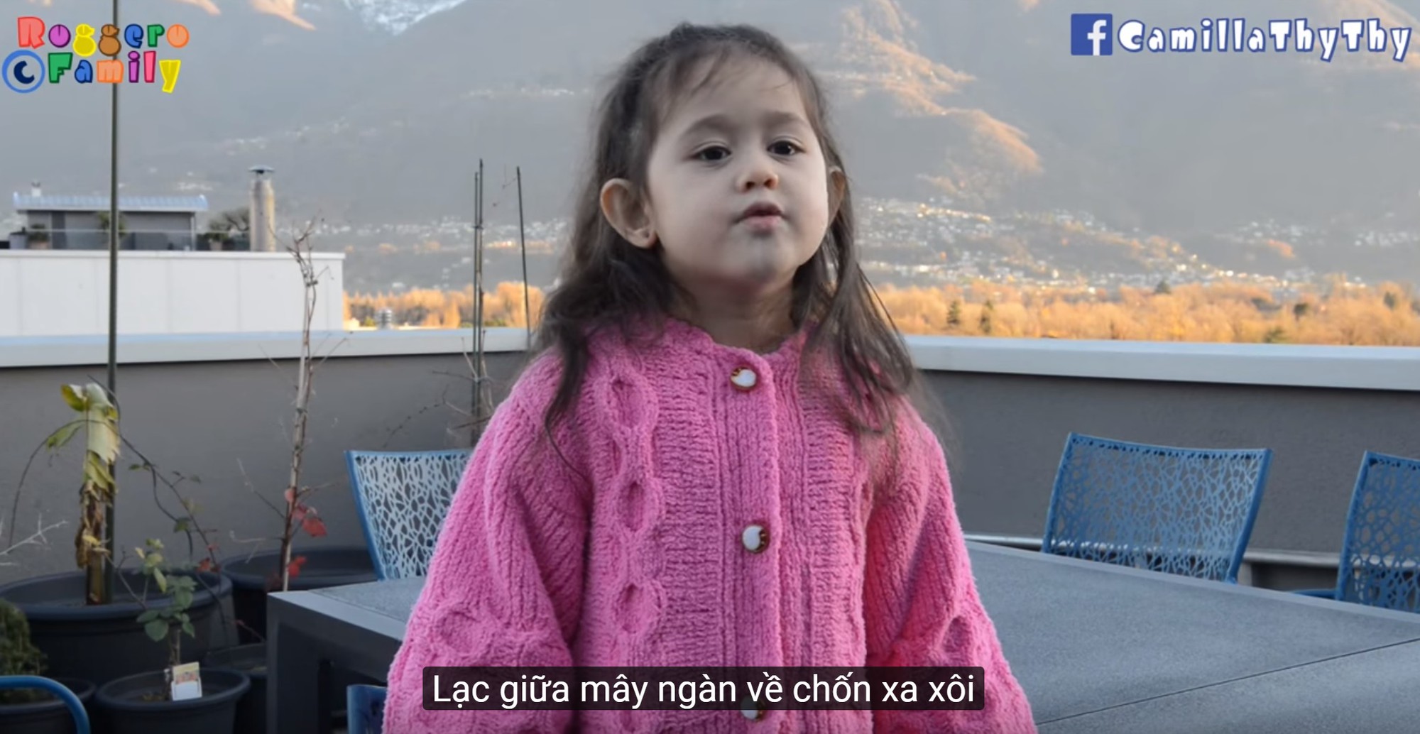Bé 4 tuổi lai Thụy Sĩ nói năng còn lọng ngọng cover Túy âm với thần thái siêu dễ thương