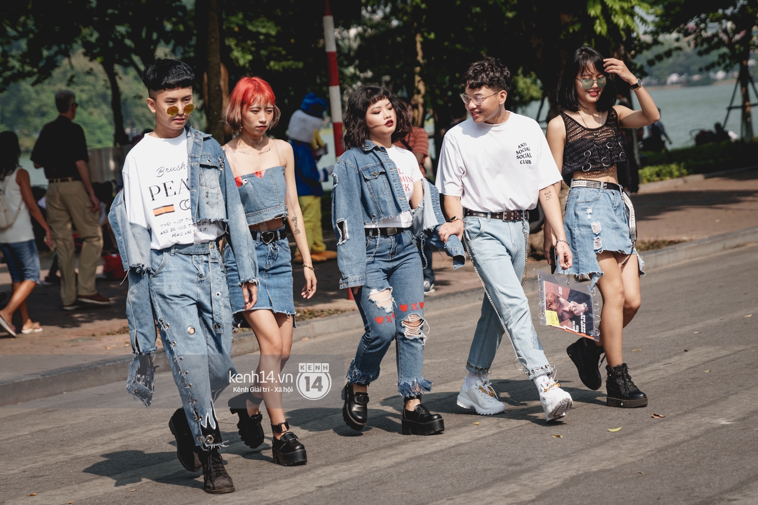 Street style ngày đầu VIFW: Giới trẻ Hà Nội ăn vận lồng lộn hơn hẳn năm trước, các nhóc tì mặc chất gây bão phố đi bộ - Ảnh 1. Street style ngày đầu VIFW: Giới trẻ Hà Nội ăn vận lồng lộn hơn hẳn năm trước, các nhóc tì mặc chất gây bão phố đi bộ - Ảnh 1.