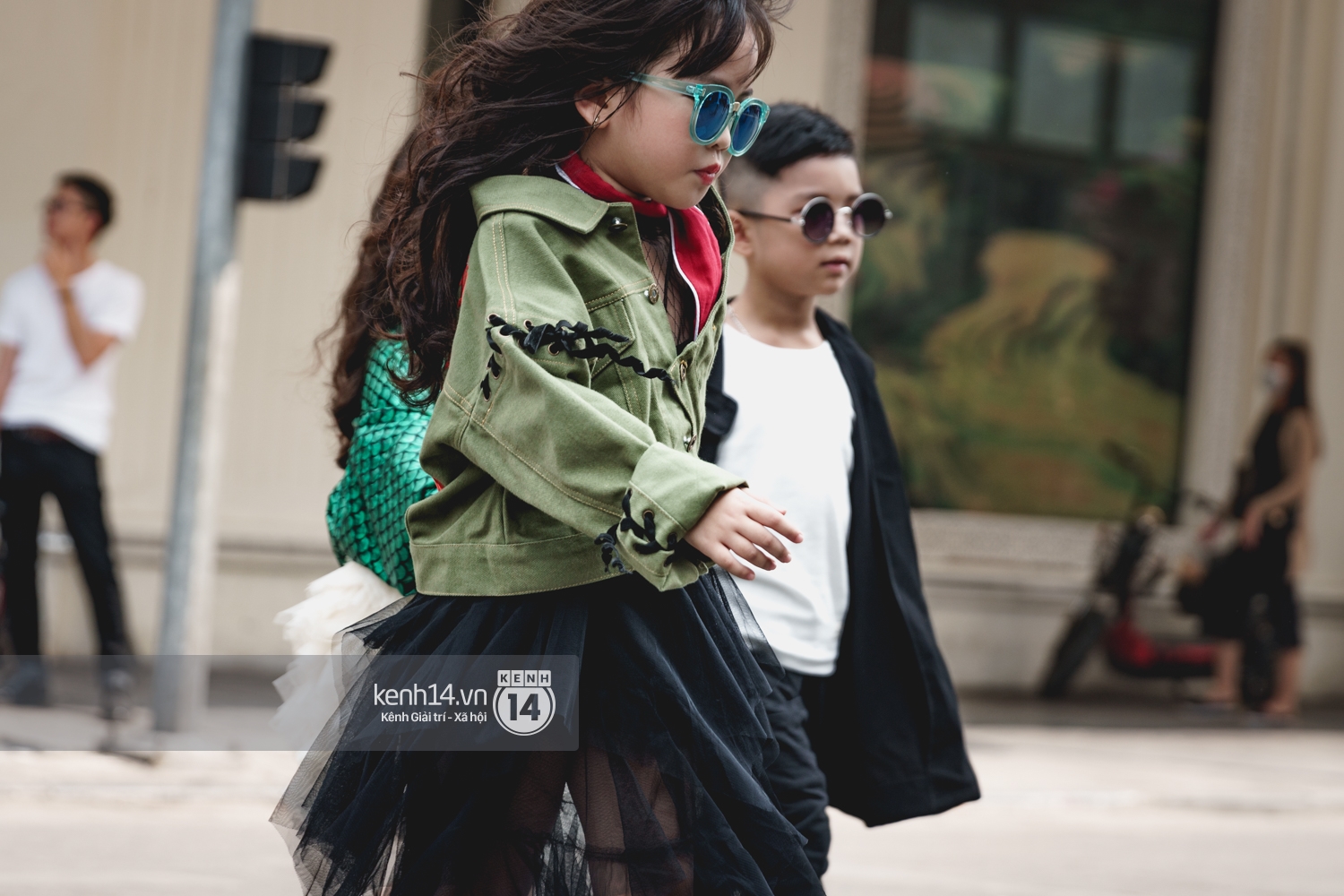 Street style ngày đầu VIFW: Giới trẻ Hà Nội ăn vận lồng lộn hơn hẳn năm trước, các nhóc tì mặc chất gây bão phố đi bộ - Ảnh 26. Street style ngày đầu VIFW: Giới trẻ Hà Nội ăn vận lồng lộn hơn hẳn năm trước, các nhóc tì mặc chất gây bão phố đi bộ - Ảnh 26.