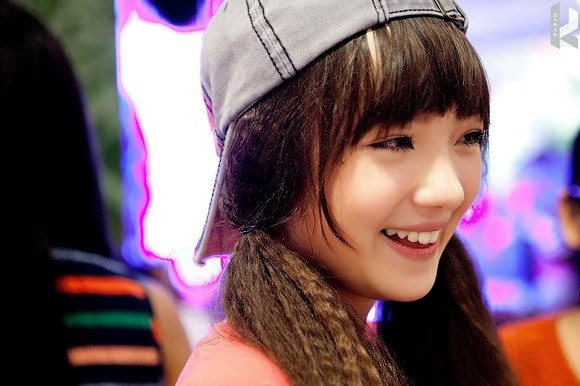 Hot girl nổi tiếng Thái Lan lấy lòng fan Việt khi mặc áo dài, đội nón lá cực xinh - Ảnh 1.