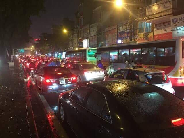 Đường phố Hà Nội kẹt cứng trong chiều mưa rét - Ảnh 13.