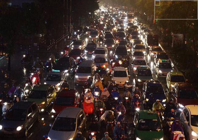 Đường phố H&agrave; Nội kẹt cứng trong chiều mưa r&eacute;t - Ảnh 10.