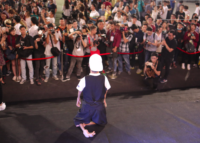 Họa sĩ khuyết tật Lê Minh Châu trong đêm Gala WeChoice: Mình như đang bước trên thảm đỏ Oscar vậy - Ảnh 2.