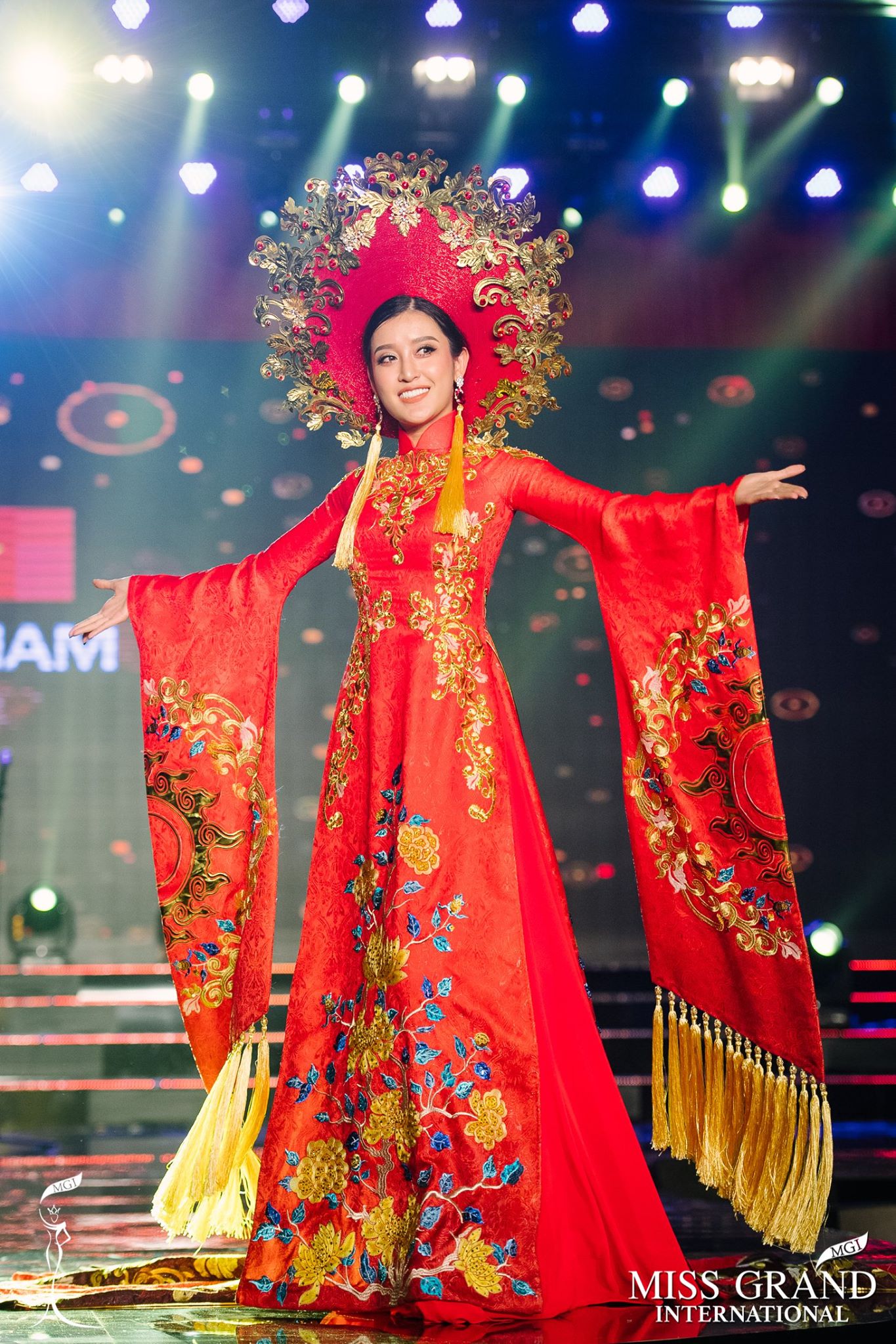 Trước giờ công bố kết quả, Huyền My lọt top 20 thí sinh có trang phục dân tộc được yêu thích nhất Miss Grand International 2017 - Ảnh 2.