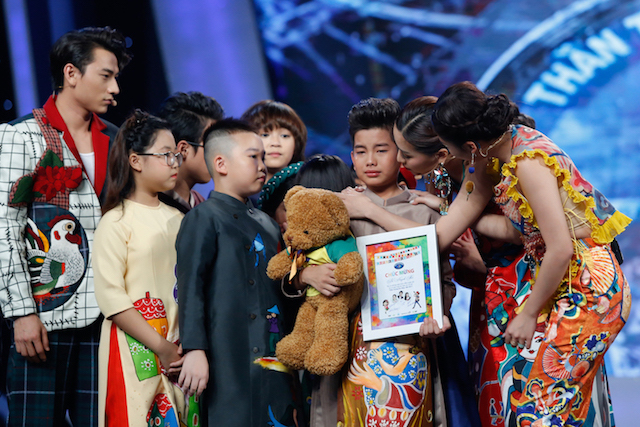 Văn Mai Hương phong tặng thần đồng cho cô bé 11 tuổi hát về Nghệ An - Ảnh 2.