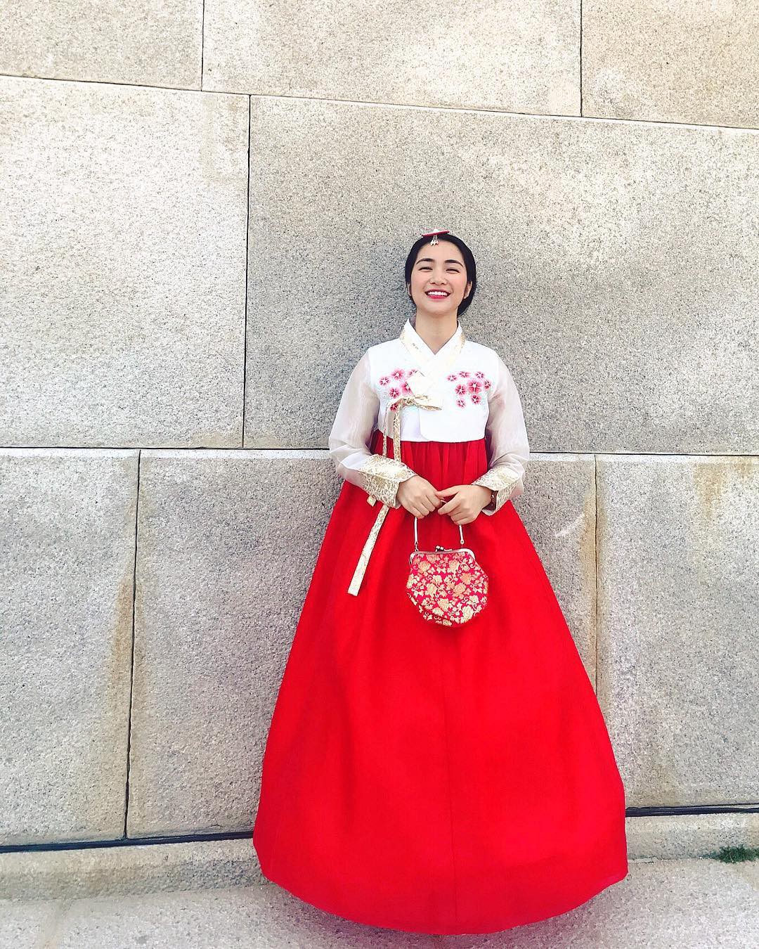 Đại chiến hoa dâm bụt: Hòa Minzy mặc áo phao đỏ, Đức Phúc liền ví chị giống chiếc xúc xích - Ảnh 5.