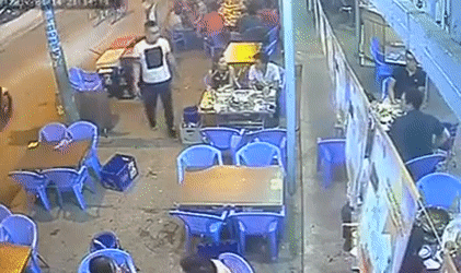 Nam thanh ni&ecirc;n to khỏe v&agrave;o qu&aacute;n ăn đạp vỡ th&ugrave;ng từ thiện ăn cắp tiền lẻ - Ảnh 1.