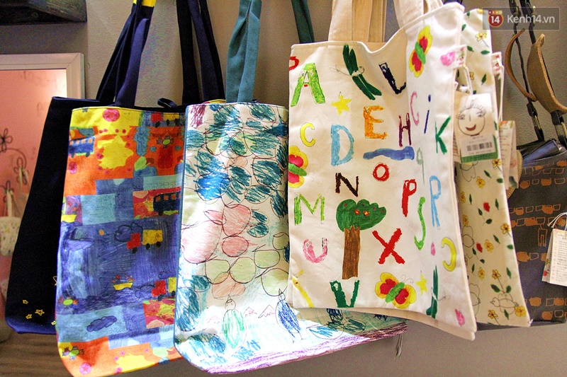 Câu chuyện về Tòhe: Đừng thương hại những họa sĩ nhí mắc bệnh tự kỷ, mà hãy công nhận tài năng của các em - Ảnh 12. Câu chuyện về Tòhe: Đừng thương hại những họa sĩ nhí mắc bệnh tự kỷ, mà hãy công nhận tài năng của các em - Ảnh 12.