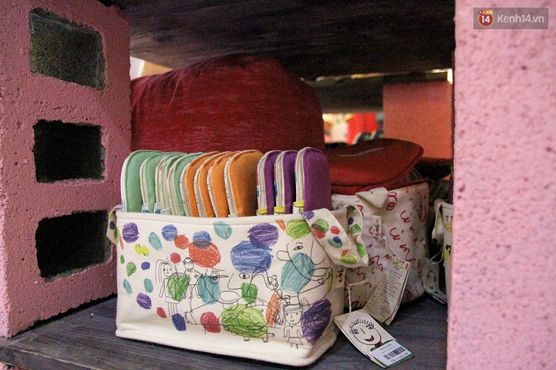 Câu chuyện về Tòhe: Đừng thương hại những họa sĩ nhí mắc bệnh tự kỷ, mà hãy công nhận tài năng của các em - Ảnh 7. Câu chuyện về Tòhe: Đừng thương hại những họa sĩ nhí mắc bệnh tự kỷ, mà hãy công nhận tài năng của các em - Ảnh 7.