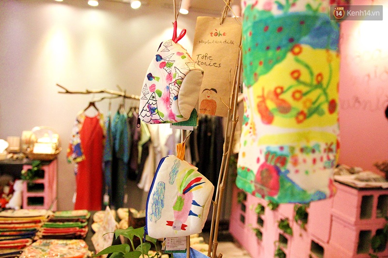 Câu chuyện về Tòhe: Đừng thương hại những họa sĩ nhí mắc bệnh tự kỷ, mà hãy công nhận tài năng của các em - Ảnh 16. Câu chuyện về Tòhe: Đừng thương hại những họa sĩ nhí mắc bệnh tự kỷ, mà hãy công nhận tài năng của các em - Ảnh 16.