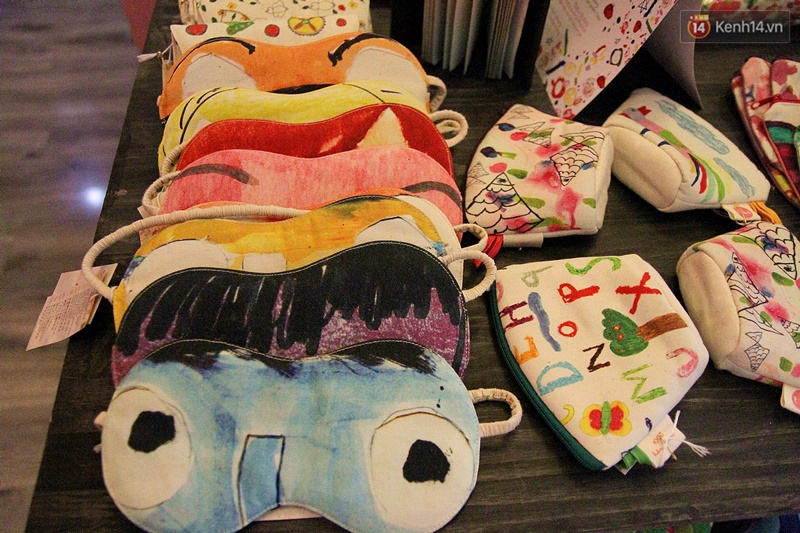 Câu chuyện về Tòhe: Đừng thương hại những họa sĩ nhí mắc bệnh tự kỷ, mà hãy công nhận tài năng của các em - Ảnh 17. Câu chuyện về Tòhe: Đừng thương hại những họa sĩ nhí mắc bệnh tự kỷ, mà hãy công nhận tài năng của các em - Ảnh 17.