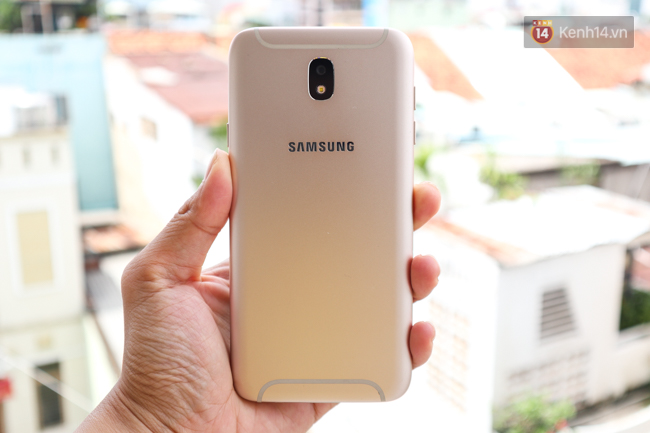 Trên tay nhanh Samsung Galaxy J7 Pro: thiết kế giống S7, camera mạnh mẽ và nhiều tính năng hấp dẫn, có màn hình Always On - Ảnh 4.