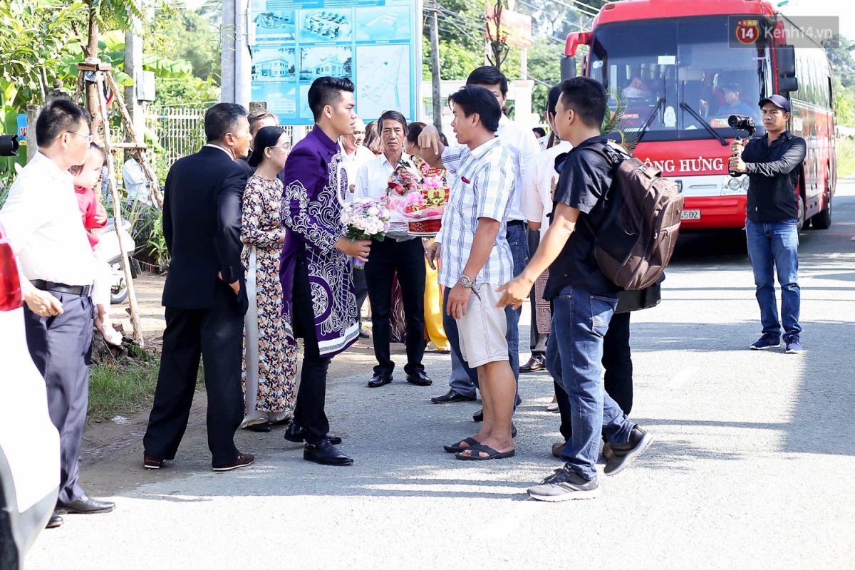 C&ocirc; d&acirc;u L&ecirc; Phương hạnh ph&uacute;c h&ocirc;n ch&uacute; rể Trung Ki&ecirc;n trong lễ cưới s&aacute;ng nay - Ảnh 2.