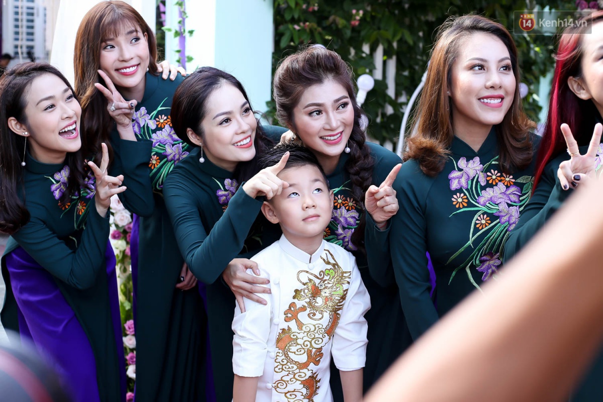 C&ocirc; d&acirc;u L&ecirc; Phương hạnh ph&uacute;c h&ocirc;n ch&uacute; rể Trung Ki&ecirc;n trong lễ cưới s&aacute;ng nay - Ảnh 8.