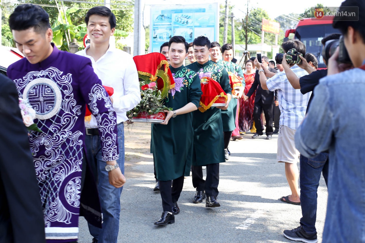 C&ocirc; d&acirc;u L&ecirc; Phương hạnh ph&uacute;c h&ocirc;n ch&uacute; rể Trung Ki&ecirc;n trong lễ cưới s&aacute;ng nay - Ảnh 5.