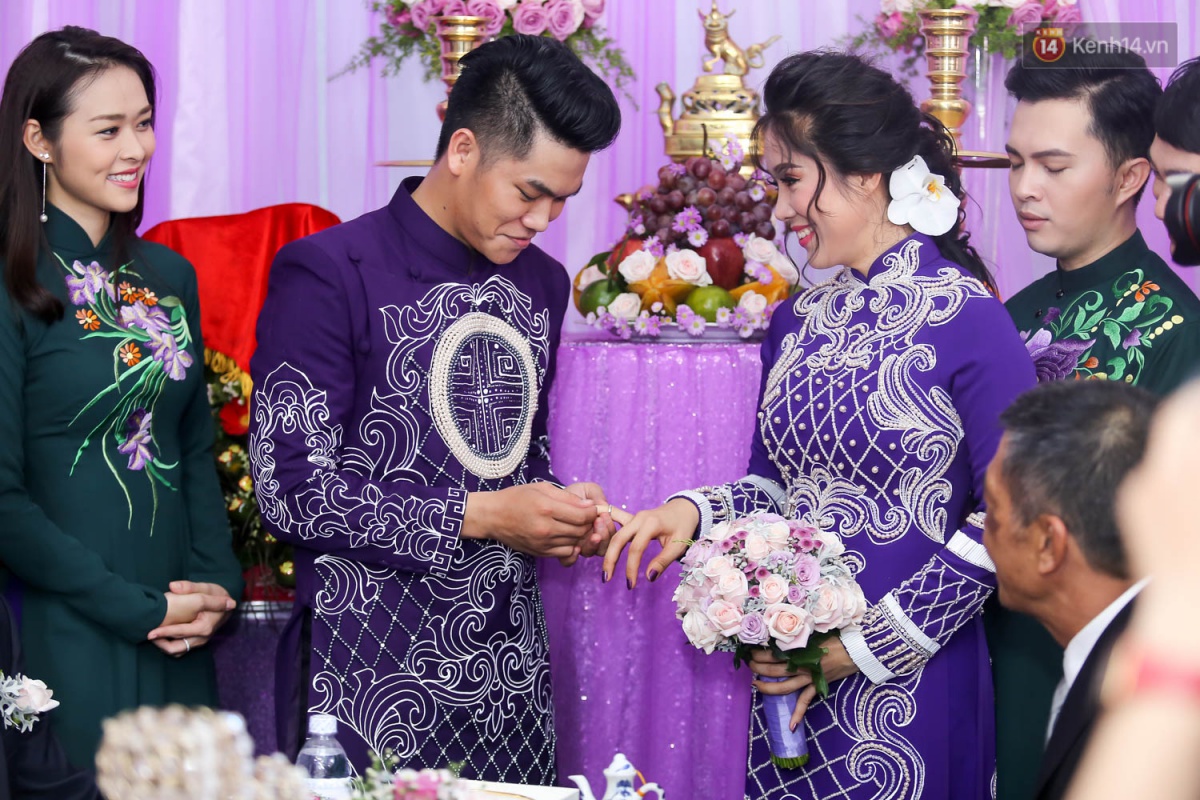 C&ocirc; d&acirc;u L&ecirc; Phương hạnh ph&uacute;c h&ocirc;n ch&uacute; rể Trung Ki&ecirc;n trong lễ cưới s&aacute;ng nay - Ảnh 13.