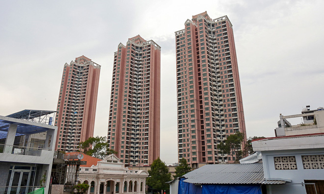 Cao ốc Thuận Kiều Plaza bỏ hoang bỗng lột xác với màu xanh lá nổi bật tại trung tâm Sài Gòn - Ảnh 1.