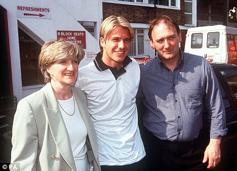 David Beckham chia sẻ ảnh hiếm hoi về bố mẹ và em gái ruột - Ảnh 3.