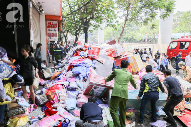 Hà Nội: Cháy cửa hàng chăn ga trên đường Xuân Thuỷ, khói đen mù mịt - Ảnh 2.