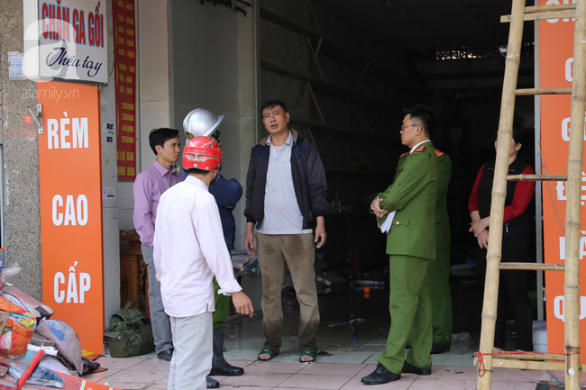 Hà Nội: Cháy cửa hàng chăn ga trên đường Xuân Thuỷ, khói đen mù mịt - Ảnh 3.